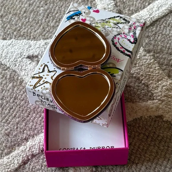 Betsey Johnson Purple Heart Skull Makeup Compact Mirrors - Picture 5 of 8